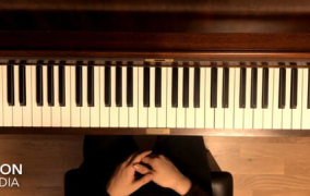 钢琴小姐姐吃巧克力,钢琴小姐姐巧克力的甜蜜旋律